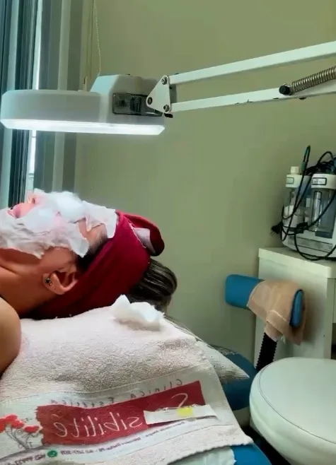 Limpeza de pele com máscara calmante sob a lupa