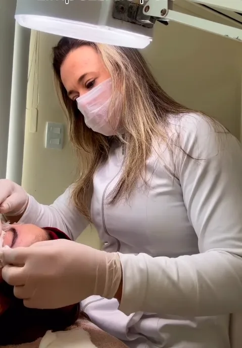 Esteticista da clínica realizando um atendimento